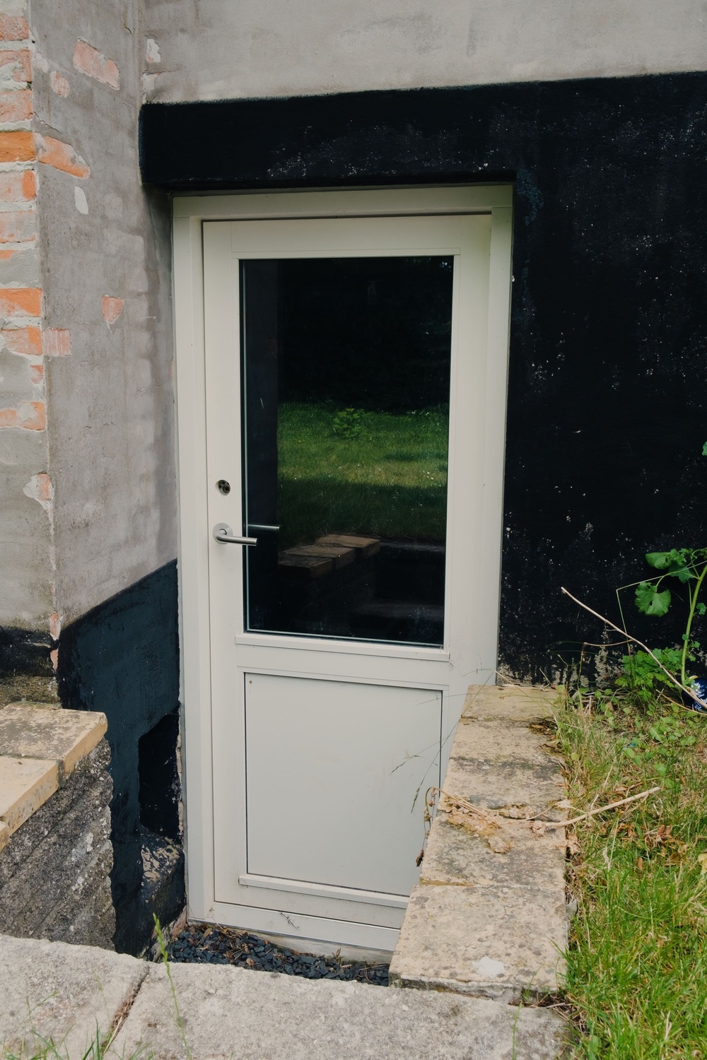 Ytterdörr till källare